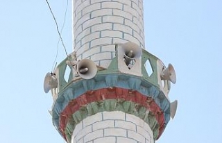 İzmir’de fırtına cami minaresinden beton parçalar...