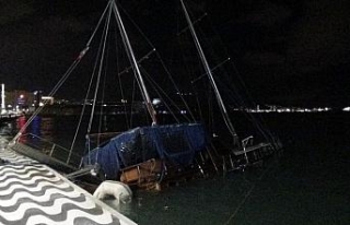 İzmir’de fırtına nedeniyle, tekne yan yattı