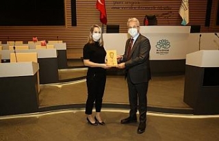 Ödülünü Başkan Turgay Erdem’den aldı