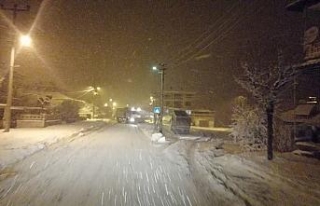 Sındırgı Belediyesi karla mücadelede durmak bilmiyor