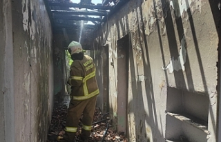 Gazicelal'de tek katlı ev yangını mahalleyi...
