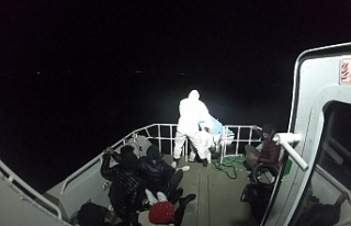 Teknesi batmaya başlayan 8 sığınmacıyı Sahil...