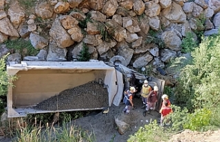 Maden taşıyan kamyon uçuruma  yuvarlandı