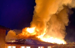 Dursunbey’de metruk ev, alev alev böyle yandı