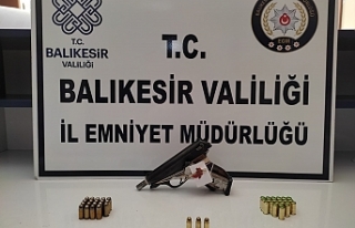 Balıkesir'de polis 12 aranan kişiyi sıkı...