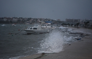 Ayvalık’ta fırtına 4 balıkçı teknesini batırdı