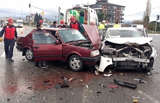 Edremit’te iki otomobil çarpıştı: 5 yaralı...