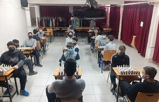 Lisedeki satranç turnuvası kıran kırana mücadeleye...