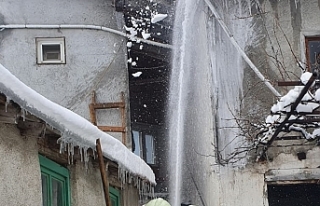 Susurluk'ta evin çatısı alev alev yandı
