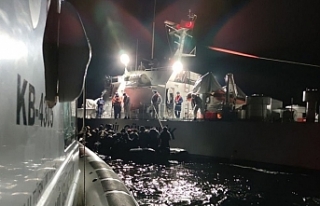 Ayvalık’ta 33 göçmen kurtarıldı