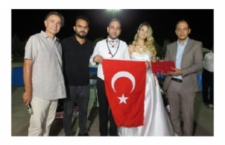 Burhaniye de düğünde genç çifte Kuran ve Türk...