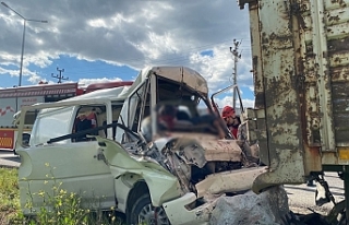 Edremit'te korkunç kaza: Minibüs park halindeki...