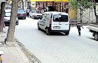 Edremit'te feci kaza: 7 yaşındaki çocuk aracın...
