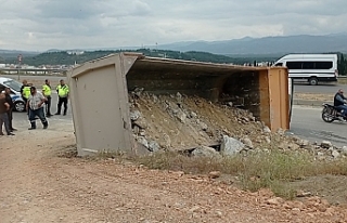 Edremit’te hafriyat kamyonu su kanalına düştü:...