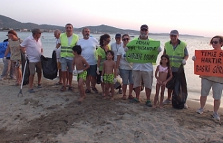 Burhaniye’de Çevreciler Plaj Temizliği Yaptı