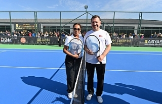 Başkan Yılmaz, Avşar kızı ile tenis maçı yaptı