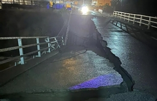Edremit'te sağanak yağış köprüyü yıktı