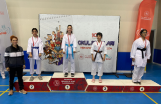 Burhaniyeli Karateciler Madalyalarla Döndü