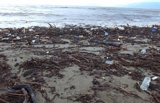 Burhaniye’de sel suları plajları çöplüğe çevirdi