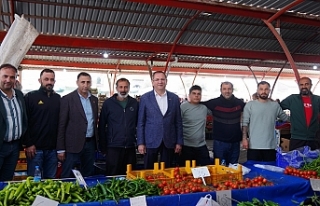 Başkan Mesut Ergin, pazaryerinde vatandaşlarla bir...
