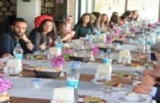 Filistinli öğrencilere veda yemeği