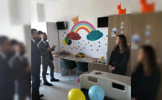Burhaniye'deki  Üniversiteli gençler hasta çocuklar için eğlence odası hazırladı