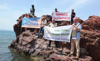 Burhaniye'de çevreciler kıyıda basın açıklaması yaptı  
