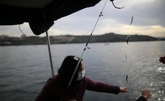 Bursa’da balıkçı kadınlar 40 yıllık oltacılara taş çıkardı