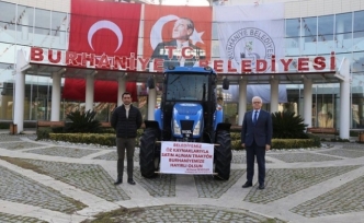 Burhaniye Belediyesi öz kaynakları ile traktör aldı