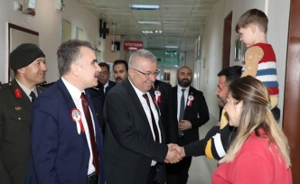Başkan Ertaş, Edremit Devlet Hastanesi'nde tedavi gören vatandaşları ziyaret etti