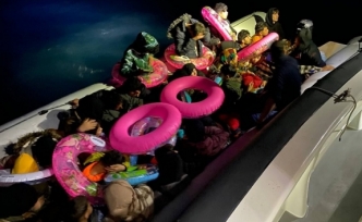 Ayvalık’ta beraberinde 63 çocuğunda bulunduğu 68 düzensiz göçmen yakalandı
