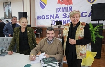 Boşnak komutan Harun Hociç, kitabını imzaladı.