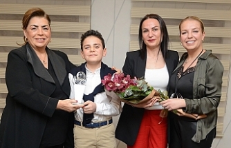 Anneler Türkiye ve dünya satranç şampiyonu olan Ediz Gürel’i ödüllendirdi.