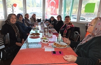 Burhaniye’de kadınlar lokantada komşu günü düzenledi