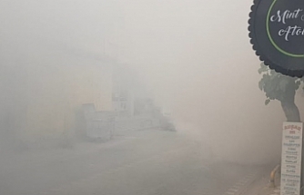 Edremit'te ambale olan minibüs caddeyi duman altında bıraktı. Esnaf, büyük panik yaşadı  