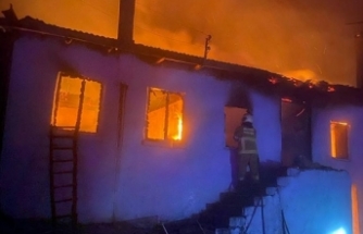 Sındırgı'da çıkan yangında bir ev kullanılamaz hale geldi