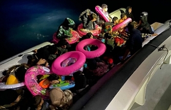 Ayvalık’ta beraberinde 63 çocuğunda bulunduğu 68 düzensiz göçmen yakalandı