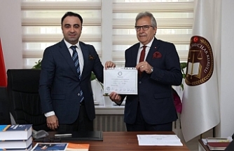 Bandırma Belediye Başkanı Dursun Mirza mazbatasını aldı