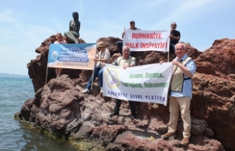 Burhaniye'de çevreciler kıyıda basın açıklaması yaptı  