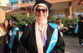 Burhaniye'de 5 çocuk annesinin diploma sevinci
