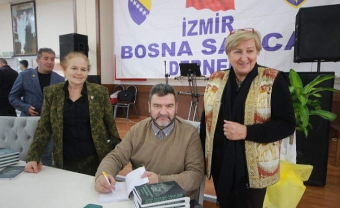 Boşnak komutan Harun Hociç, kitabını imzaladı.