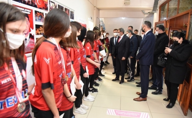 Gönen Mustafa Uşdu Anadolu Lisesi Kız Futbol Takımı Yarı Finallere Gidiyor