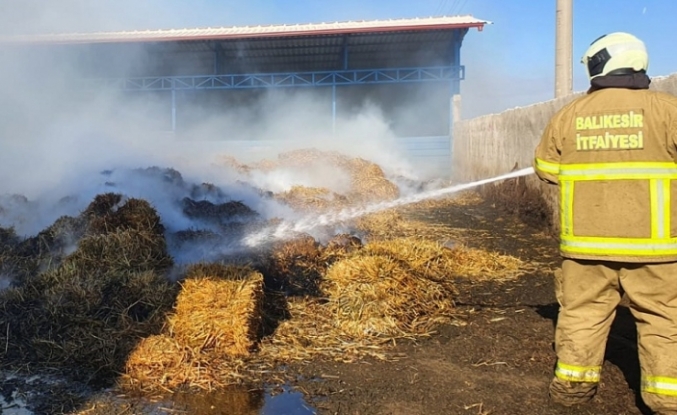 Susurluk'ta çiftlikte çıkan yangında 8 bin balya saman yandı