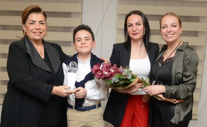 Anneler Türkiye ve dünya satranç şampiyonu olan Ediz Gürel’i ödüllendirdi.