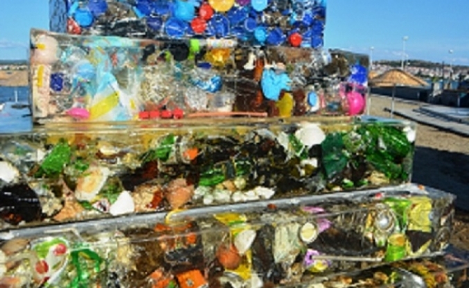 Ayvalık'ta Büyük Deniz Çöpleri Anıtı