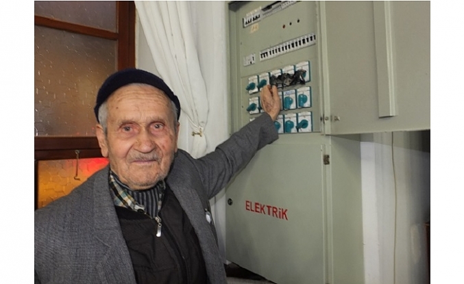 Burhaniye’de Nuri Dede 16 yıldan Beri Caminin Elektriklerini Açıp Kapatıyor