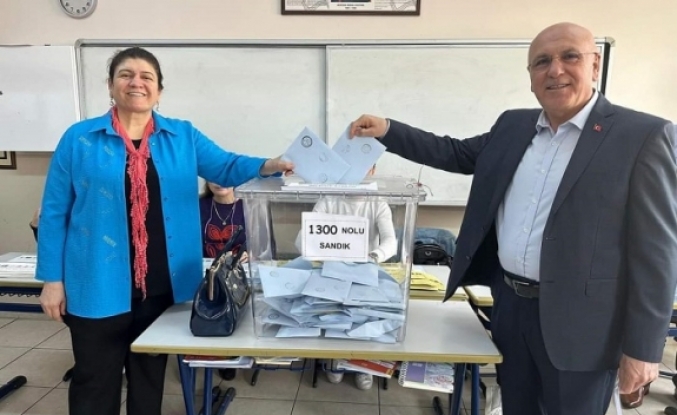İsmail Ok ve Mesut Eray aynı okulda oylarını kullandı