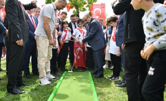 Balıkesir'de Vali Ustaoğlu top oynadı, mendil kapmaca yarışmasına katıldı
