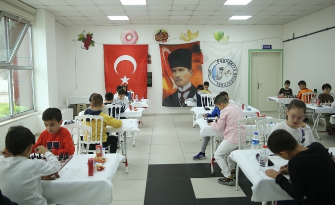 Burhaniye Belediyesi 23 Nisan Ulusal Egemenlik ve Çocuk Bayramı Satranç Turnuvası başladı