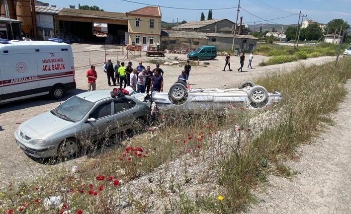 Kepsut'ta kaza: Allah korudu !  Sürücü ve eşi ters dönen araçtan hafif yaralı kurtuldular